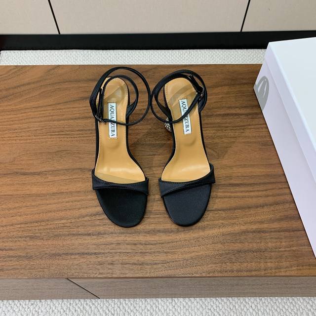 Aquazzur* 钻跟一字带凉鞋。性感的代言品牌。鞋面羊皮、镜面皮、真丝。羊皮垫脚，真皮大底。跟高10Cm码数：35-41 40、41定制不退换 批：
