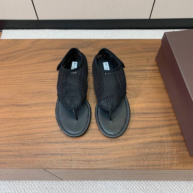 Alaia 网面芭蕾舞平底鞋。顶级版。超级火，上脚超舒服超美。网面，羊皮垫脚，橡胶底，原版小皮箱。码数：35-42 40、41、42定做不退换 批：