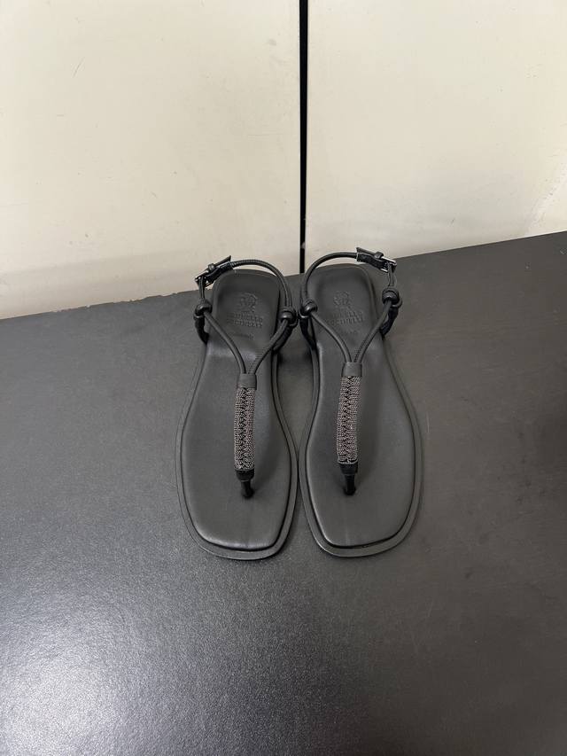 Brunello Cucinelli Bc新款夹脚凉鞋拖鞋Bc很有品味！度假风也是Ok的，搭配牛仔裤穿也好看！高级百搭之王，完全没有抵抗力！脚感很好很舒服！看起