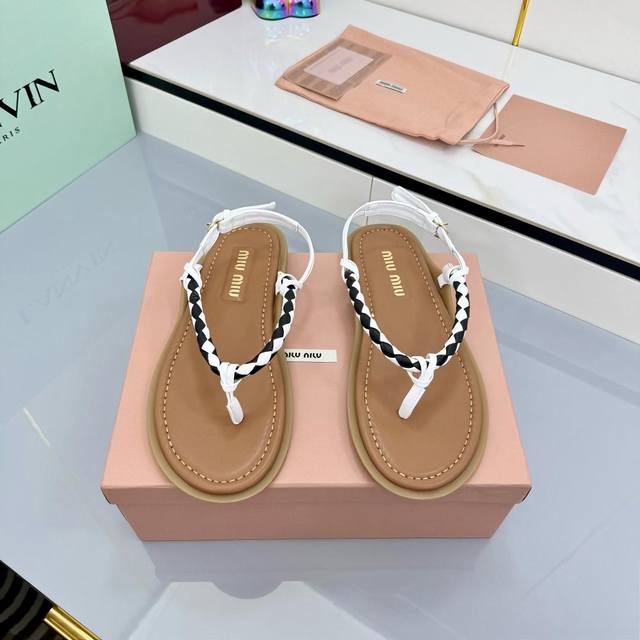 顶级品质Miumiu｜谬谬2025春夏新款凉拖鞋可甜可盐的喵喵女孩 简约设计的鞋面给这款凉拖增添不少少女心。原版 1：1开发，各大明星 网红的热爱款 ，亲肤柔软