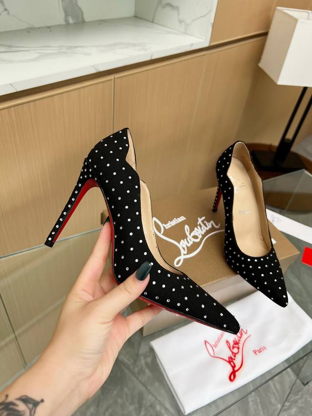 Christianlouboutin路铂廷 Cl红底鞋‖ 全球限量！来自拉斯维加斯的祝福灵感来自拉斯维加斯的炫彩霓虹手工制作，精致工艺收藏级作品绝对吸睛的存在全