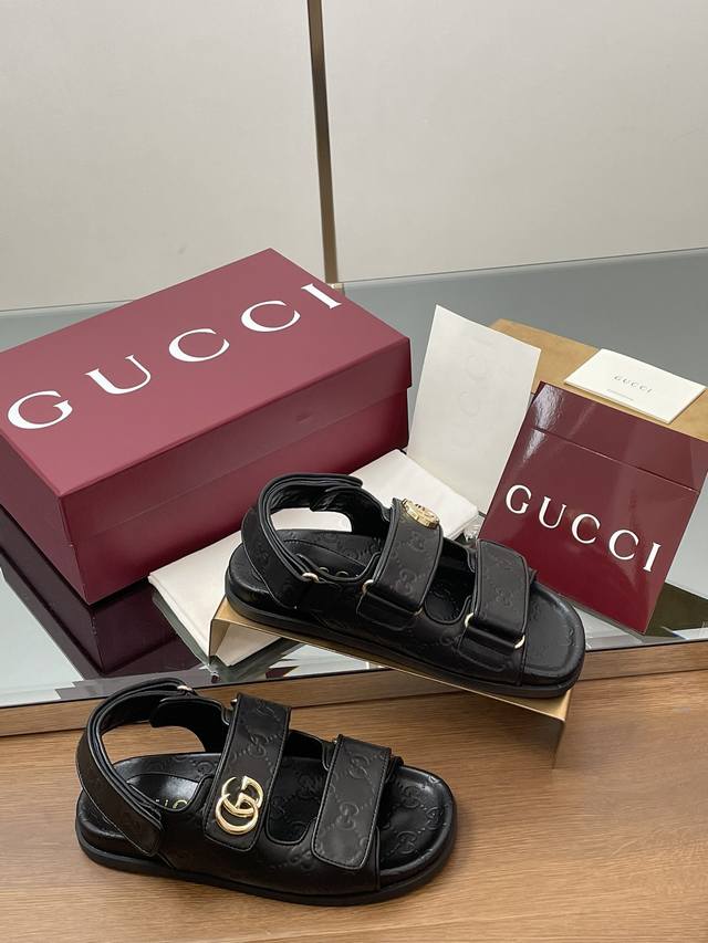 夏季新款Gucci高端精品 古驰早春系列G G压纹皮饰双Gg金扣沙滩凉鞋轻便魔术贴休闲时尚凉鞋顶级代购品质！原版1:1复刻，毎个细节皆经过精心打磨细腻制作.可与