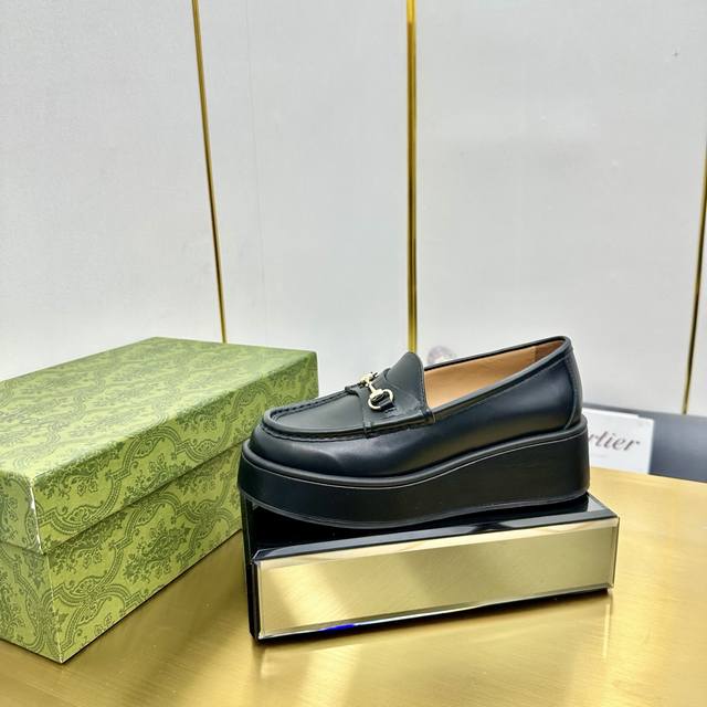 Gucci 夏季新品 女士防水台凉鞋 顶级品质，材质 工艺与原版一致！ 高辨识度设计在 爱的进行曲 系列中焕新演绎为新的造型，这款厚底防水台凉鞋以白色Supre