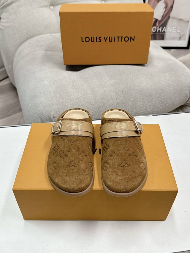 Lv To-Go Comfort 路易威登博肯包头鞋 时尚日常穿搭 懒人半拖 Lv To-Go Comfort 凉拖取材Monogram 帆布，兼具舒适体验和潮