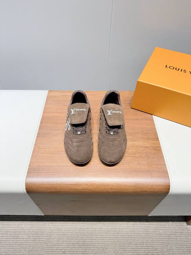 顶级版本Lv Footprin- Soccer 运动鞋足球鞋 Pharrell Williams 从足球运动中汲取灵感，倾情推出 Lv Footprint So