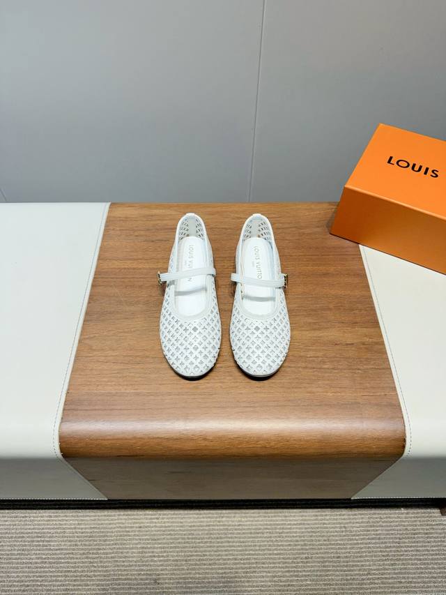 Louis -Uitton 路易威登春夏 单鞋系列联名玛丽珍时装平底鞋 春夏秀场出镜率最高的一款单品 超多名模上脚 简约大方非常百搭 鞋面：采用原版羊皮 牛皮