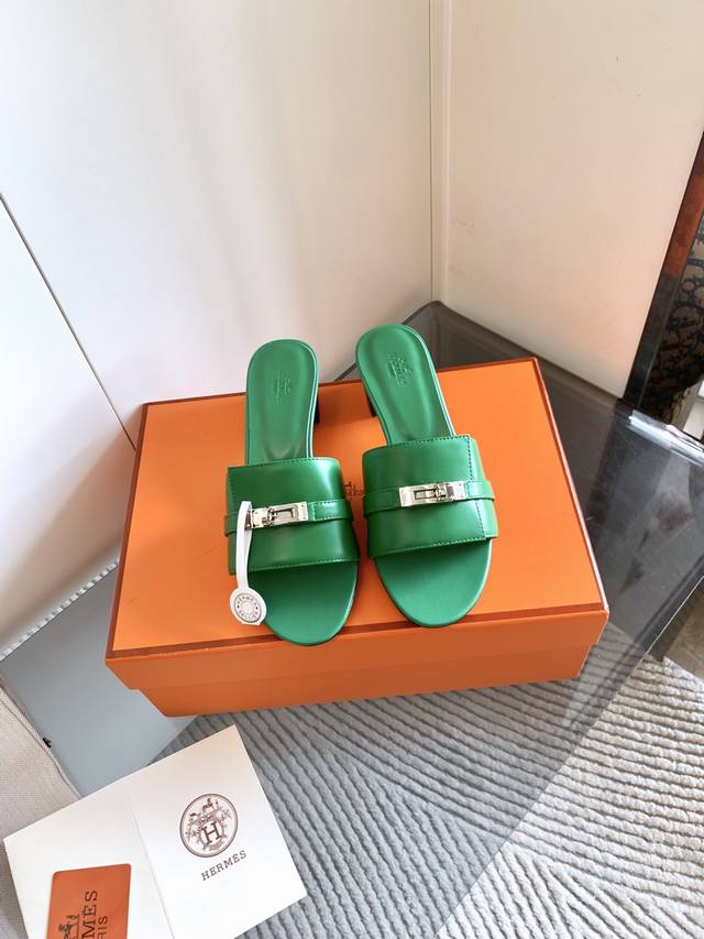 HermèS 新款Giulia凉鞋。 原版定制面料 正品一致工艺 全手工制作 这款平底Kelly扣凉鞋 今年专柜新款设计简约流畅，柔美有型，形体纤瘦修长，上脚显