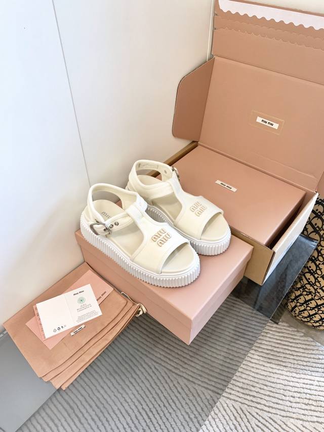 出 、Miumiu代购级新款25A帆布运动鞋这双鞋那么火是有道理 真心太舒服了 属于舒适与美貌与百搭并存的一款鞋 轻松暴走一两万步毫无压力原版开发楦型 秀气有型