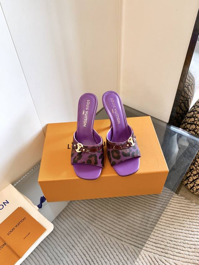出 Lv Ss25 New Arrival～L家25款春夏单猫跟拖单宁色搭配的棕色皮质，也太出彩了！刚刚好的绝美小猫跟，高级经典性感舒适，拉满了夏日美鞋能给的满