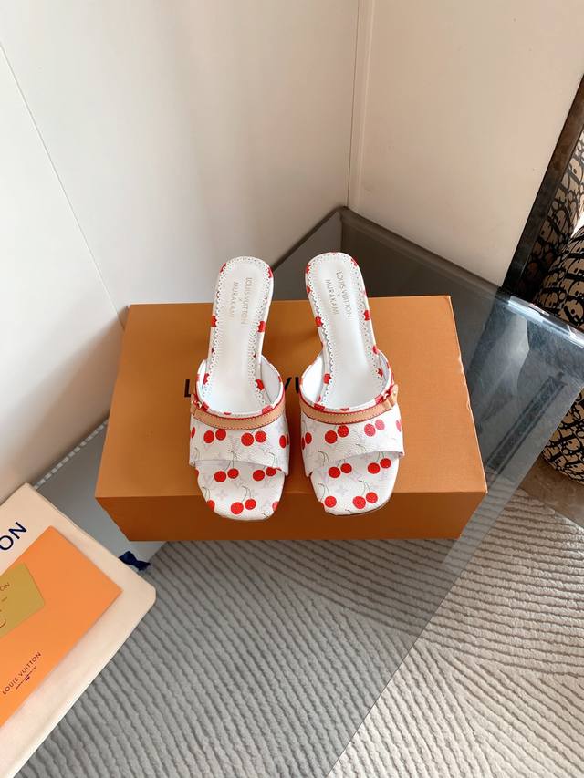 出P Lv Ss25 New Arrival～L家25款春夏单猫跟拖单宁色搭配的棕色皮质，也太出彩了！刚刚好的绝美小猫跟，高级经典性感舒适，拉满了夏日美鞋能给的