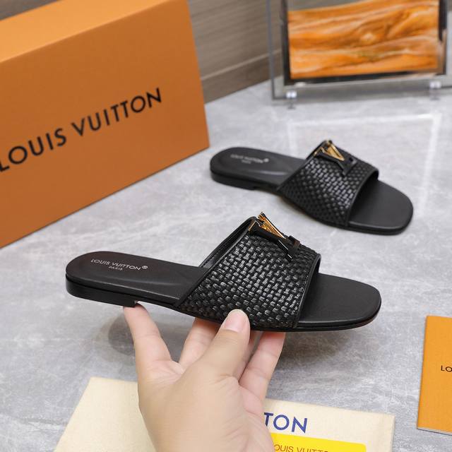 顶级版 Lv 新款拖鞋原版开模底花Lv 路易威登 早秋新款 顶级版本专柜主打最新款 硬货上新原版开模烤漆扣+电镀工艺满满的工艺代购级别！高级感十足！国内外博主刷