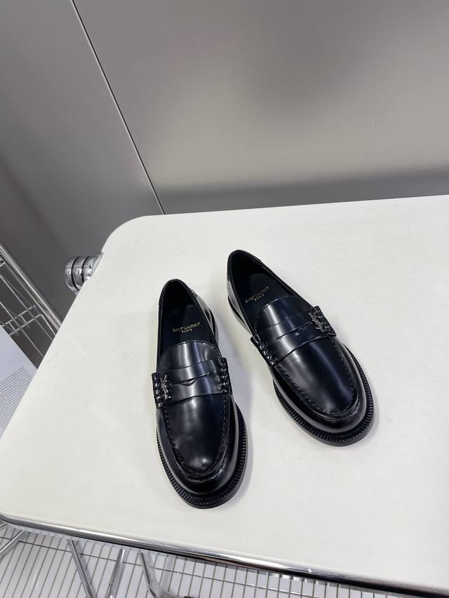 Ysl圣罗兰家经典乐福小皮鞋、超级超级无敌火爆的一个款这款我们家每个版面的五金扣都要开模1:1定制！大小质感与原版完全一致鞋面材质采用进口开边珠小牛皮制作而成，