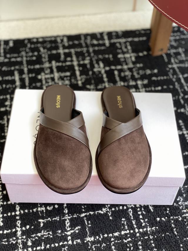 代购级 Neous 25Ss 来自英国的小众品牌又一款 圆头拖鞋 小众伦敦鞋履品牌Neous虽然不及大众品牌知名度高但Neous的鞋款却有着一票粉丝，凭著品牌，