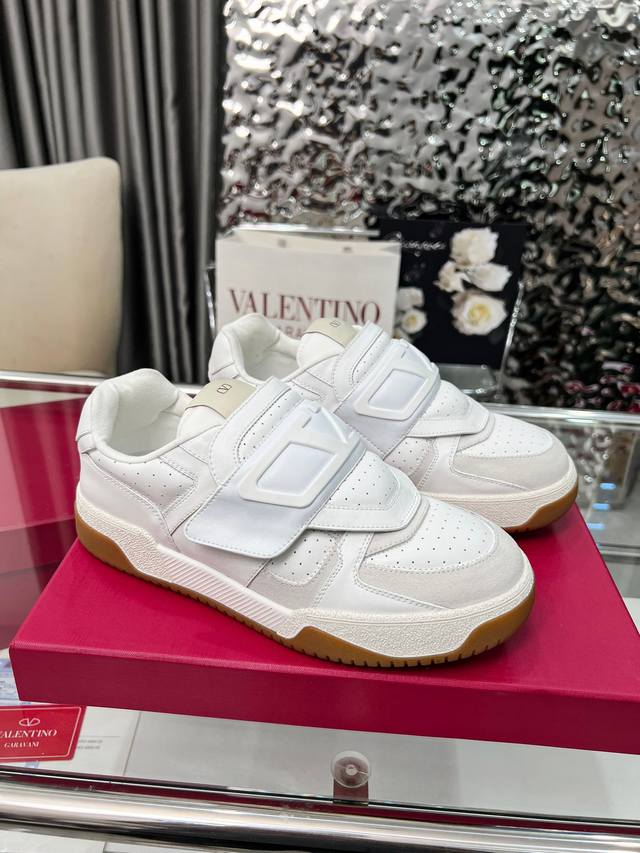 Vltn华伦 情侣款运动鞋系列 Valentino 2025新款情侣运动鞋 火爆发售. 原版Zp入购拆解. 反复打版调改. 1：1还原！顶级奢华力作 魔术贴设计