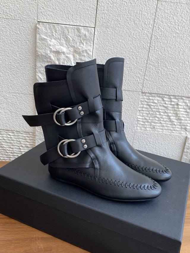 顶级版本:长靴 短靴680Ann Demeulemesster 2025新款 半拖 短靴 骑士靴本系列通过解构主义剪裁与浪漫荷叶边的碰撞，毛边处理与凌乱层次的叠