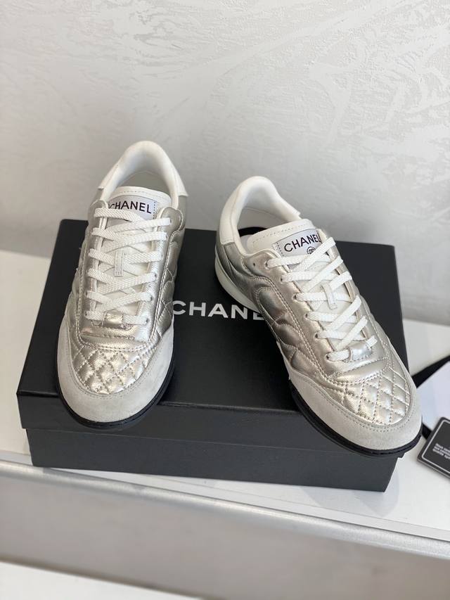 浅金色 工厂P直销 高版本 出厂价Pp Chane*L 小香 爆款德训鞋 黑白 运动鞋 休闲板鞋 原版1:1开发面料: 原版定制羊皮+羊京内里: 原版进口透气绒