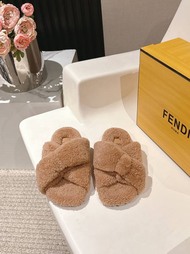 出厂价P Fendi芬迪秋冬新款交叉羊毛拖鞋毛茸茸的超可爱 上脚舒适时尚鞋面垫脚全羊毛 原版真皮大底码数：女35-39 40定做