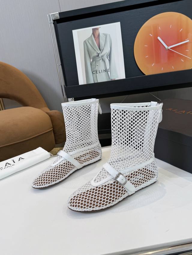 Alaia 法国高端一线高定品牌Alaia:时尚界最后的手艺人只忠于展现女性身体曲线的裁剪之王始创于1979年的品牌Alaia一直主售时装感十足的型格女鞋巴黎时