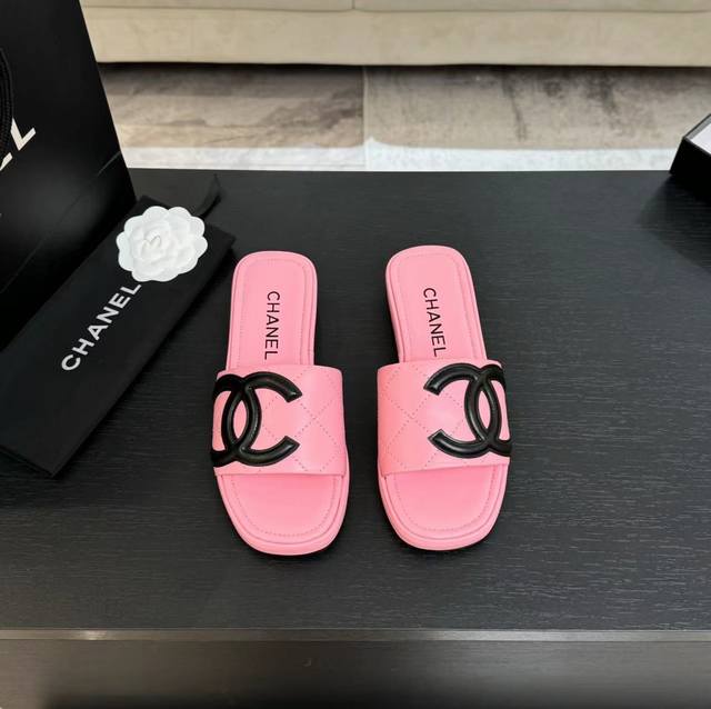 Chane* ｜小香经典中古度假风拖鞋这一季度假拖鞋系列真的超美 极简大双C设计 万能百搭神器超级耐看 日本专柜都抢疯了 ！鞋面采用进口小羊皮内里垫脚均为羊皮意