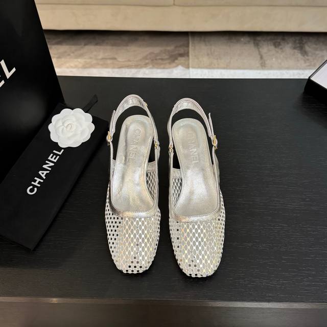 Chane*｜小香25P春夏新品网纱系列双C高跟拖鞋这一季的网纱蕾丝美得让人窒息！蕾丝给人以一种很神秘的感觉朦胧看不清，不管是衣服还是裙子穿在女人身上，若隐若现