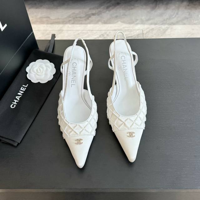 代购级 Chanel 24Ss 春夏新款 珍珠手工坊系列 真丝秋鞋 小尖头 可爱指数十颗星精致珍珠装饰鞋面 深肉粉色 脚感超舒服面料：进口绵羊皮 意大利真皮大底