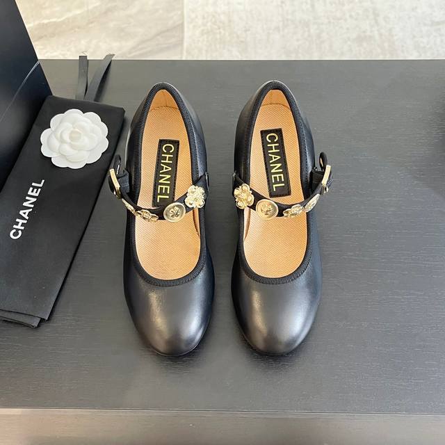 代购级皮面 布面 Chanel 24Ss 春夏新款 手工坊系列 小羊皮玛丽珍，小圆头 可爱指数十颗星精致山茶花五金装饰 深肉粉色 高密度毛巾内里，脚感超舒服面料