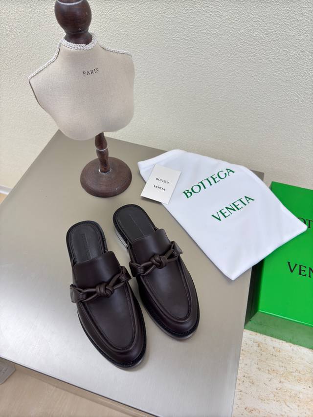 Bottega Venet* 真皮 金色五金 结绳配饰 Bv男女款 Astaire乐福拖鞋 黑色小牛皮老钱风 原版一比一做法 一致五金 当今流行的又一趋势 天花