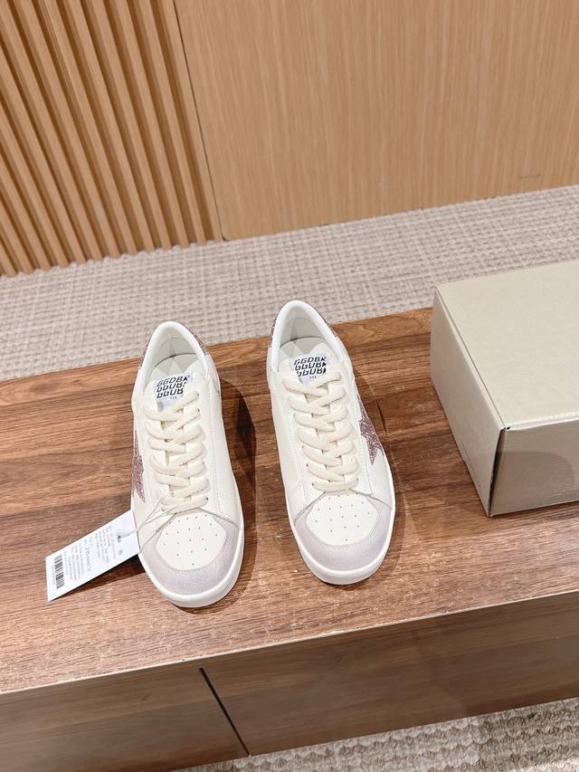 顶级版本 #限女码 ｜新款休闲板鞋运动鞋追求“完美的不完美”、品牌标志性的Lived-In 岁月留痕，做旧处理和独特的星星元素，是意大利手作工艺与经典外观的完美