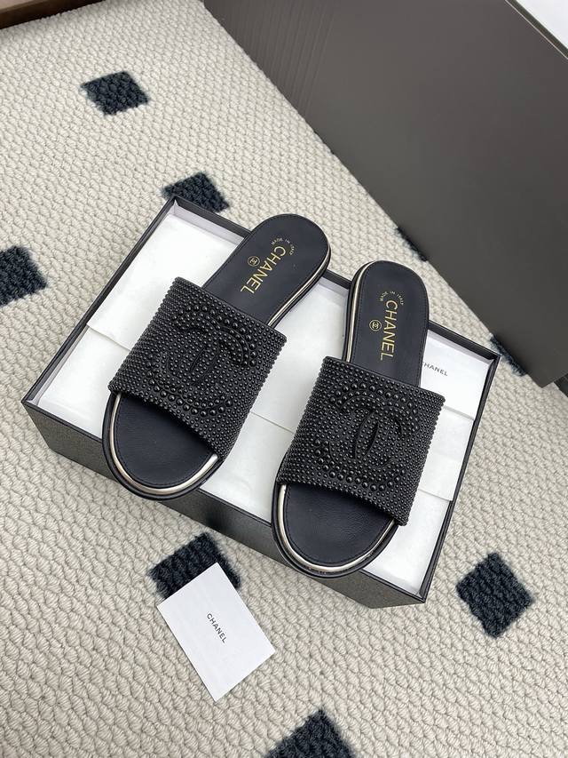 Chanel小香25 A春夏新款双C平底珍珠拖鞋专柜品质 每年必入的经典款之一！设计 更加彰显和品味～所有材质都根据原版定制！购入正品开发。万能百搭神器，夏日沙