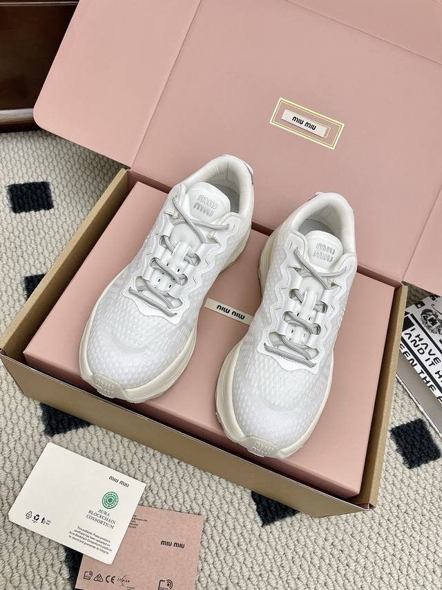 新色情侣款 Miu Miu 谬谬25Ss新款增高厚底休闲运动鞋时尚，随意搭配上脚非常舒适，复古又时髦上脚美炸了简约的运动板鞋设计鞋面:科技布内里:网布内里+乳胶