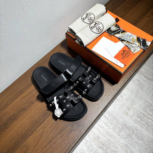 出厂价Pp：女款 男款10品牌：Hermes编号：H8018-210199颜色：铆钉码数:35一40 38-45鞋面材质：进口小牛皮大底材质：Tpu防滑耐磨大底