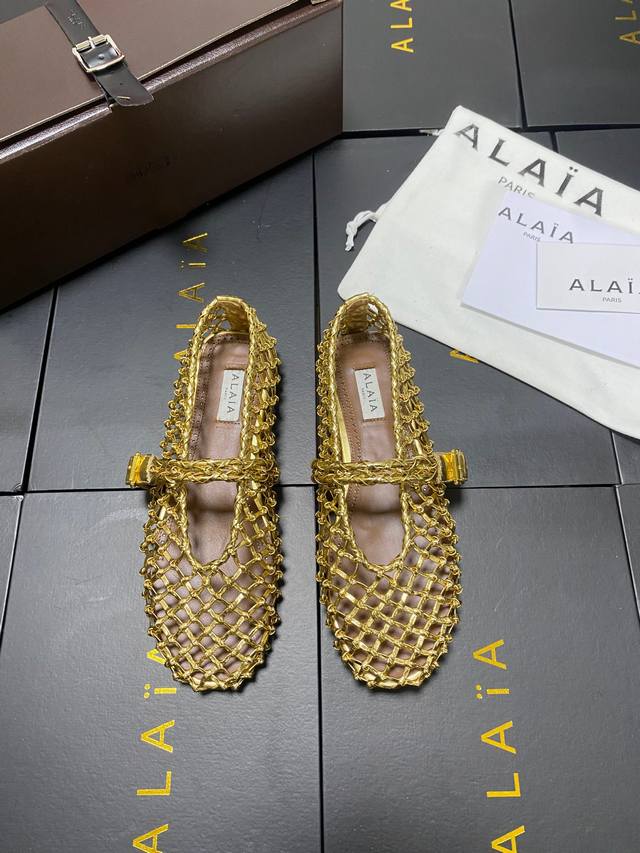 编织款款！！！Alaia 走秀款平底芭蕾舞平底单鞋！甜酷芭蕾风，人气超高的一款芭蕾舞鞋，浪漫又迷人舒适百搭。原版订制牛皮施华钻 面料，羊皮内里，私模橡胶防滑大底