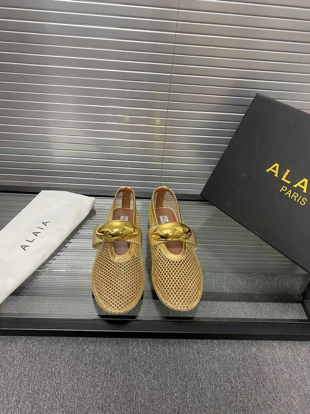 网纱款！！Alaia 走秀款平底芭蕾舞平底单鞋！甜酷芭蕾风，人气超高的一款芭蕾舞鞋，浪漫又迷人舒适百搭。原版订制牛皮施华钻 面料，羊皮内里，私模橡胶防滑大底，码