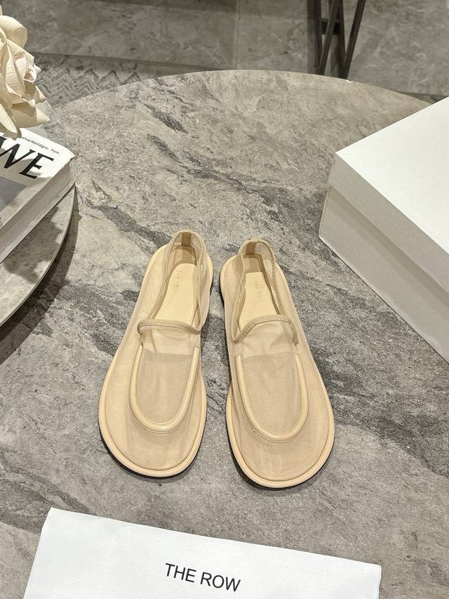 The Row网纱简约单鞋自带仙气朦胧美，高级又不失体面，夏天穿个拖鞋也能美美的出街闪闪惹人爱的点缀更增添了份华丽浪漫感很容易一眼就被吸引 搭配场合也挺广泛的日