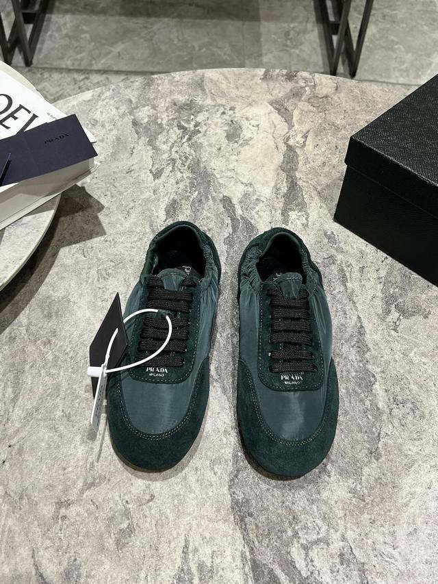 半拖 ，单鞋 ；Prada 普拉达春夏秀款薄底德训鞋女 25Ss秀款出境率最高的单品 鞋面麂皮有肌理感，内里羊皮包裹，软软糯糯的 鞋垫加厚小羊皮，踩上去无比舒适