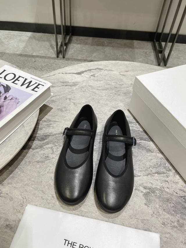 The Row Ssnew Arrival～The Row 玛丽珍鞋新品，极致简约但调性十足！小羊皮材质，羊皮里垫脚 软糯舒适！真皮注塑大底！码数：35-39