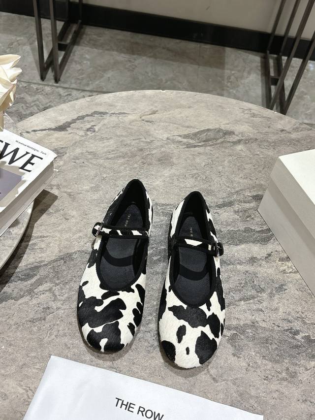 The Row Ssnew Arrival～The Row 玛丽珍鞋新品，极致简约但调性十足！马毛材质，羊皮里垫脚 软糯舒适！真皮注塑大底！码数：35-39 4