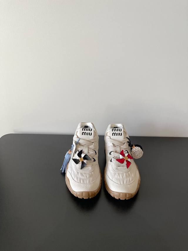 不要挂件少10 不要飞机盒少10 Miumiu 最新早春欧美 复古 时尚 德训 阿甘 休闲鞋板鞋 原版顶级复刻 专柜同步发售 面料采用特供进口小牛皮面 整双鞋就