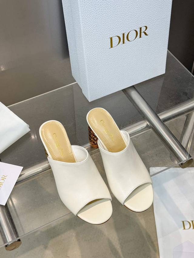 出厂价Pp： Dior 迪奥 秋冬新款Icon系列圆柱跟女鞋 Cd明星同款鱼嘴露趾高跟圆头拼色一字拖凉鞋材质：鞋面进口全粒面小牛皮+水染羊皮内里垫脚+意大利真皮
