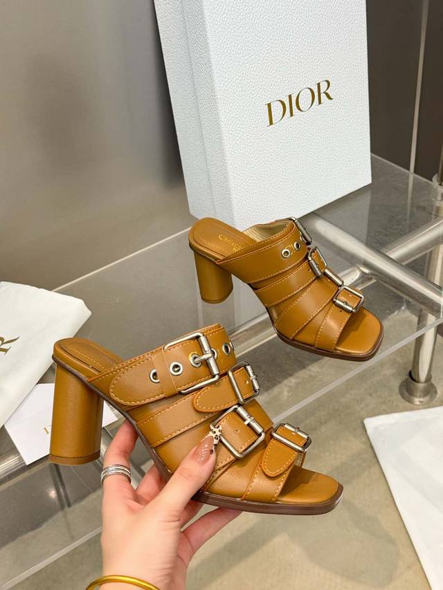 出厂价Pp： 迪奥 Dior 2025春夏新款D-Avenue系列高跟拼色罗马风凉拖鞋 Cd字母Logo五金扣明星同款朋克风格粗跟皮带扣鱼嘴露趾女鞋 材质：原版