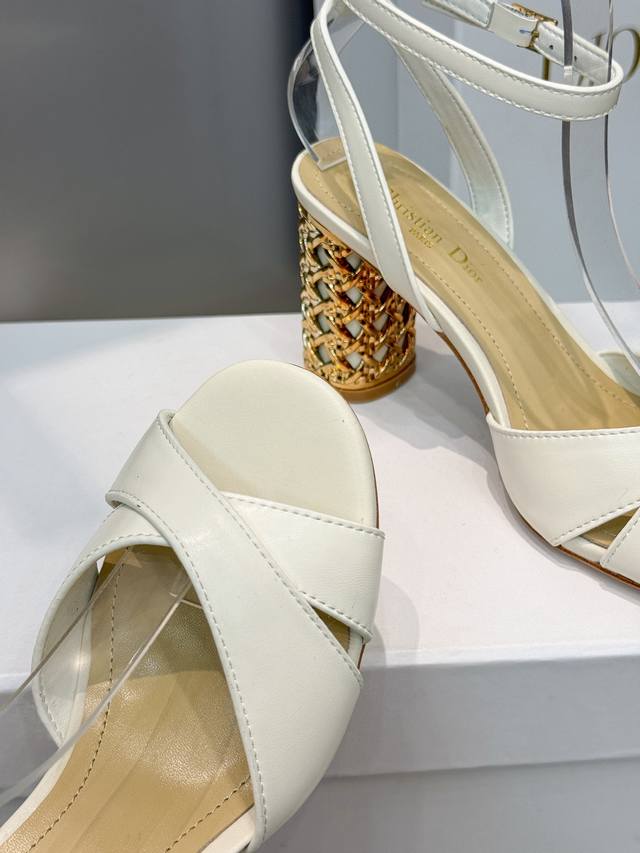 出厂价Pp： Dior 迪奥 秋冬新款Icon系列圆柱跟脚环绑带女鞋 Cd明星同款高跟圆头交叉带拼色凉鞋材质：鞋面进口全粒面小牛皮+水染羊皮内里垫脚+意大利真皮
