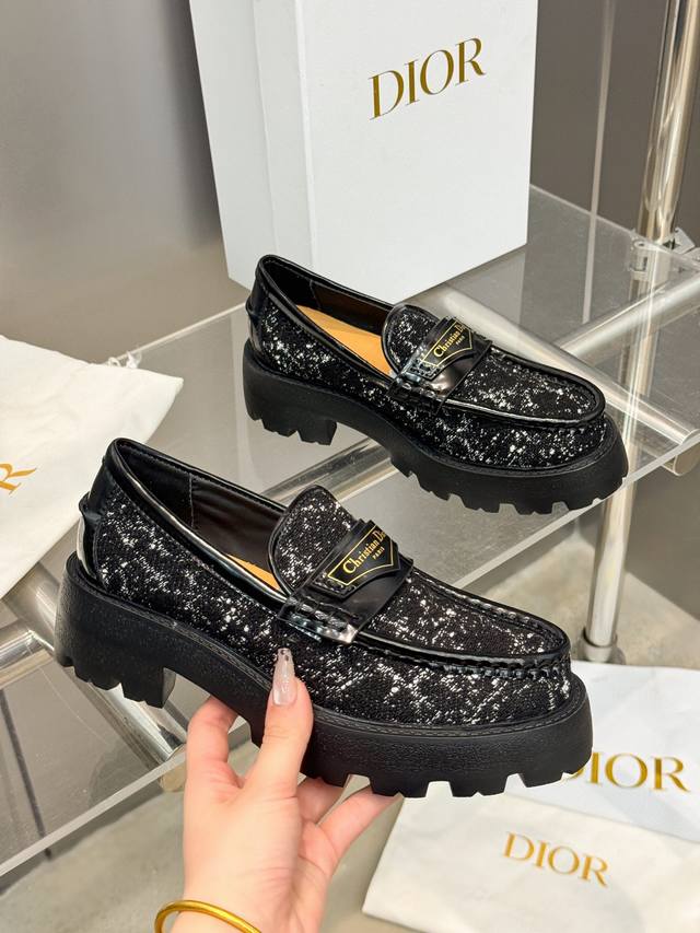 出厂价Pp： 迪奥 Dior 秋冬新款 D-Boy 字母Logo拼色厚底女鞋 明星同款一脚蹬皮带扣圆头复古低跟乐福单鞋 材质:鞋面进口开边珠牛皮拼接环保藤格纹粗