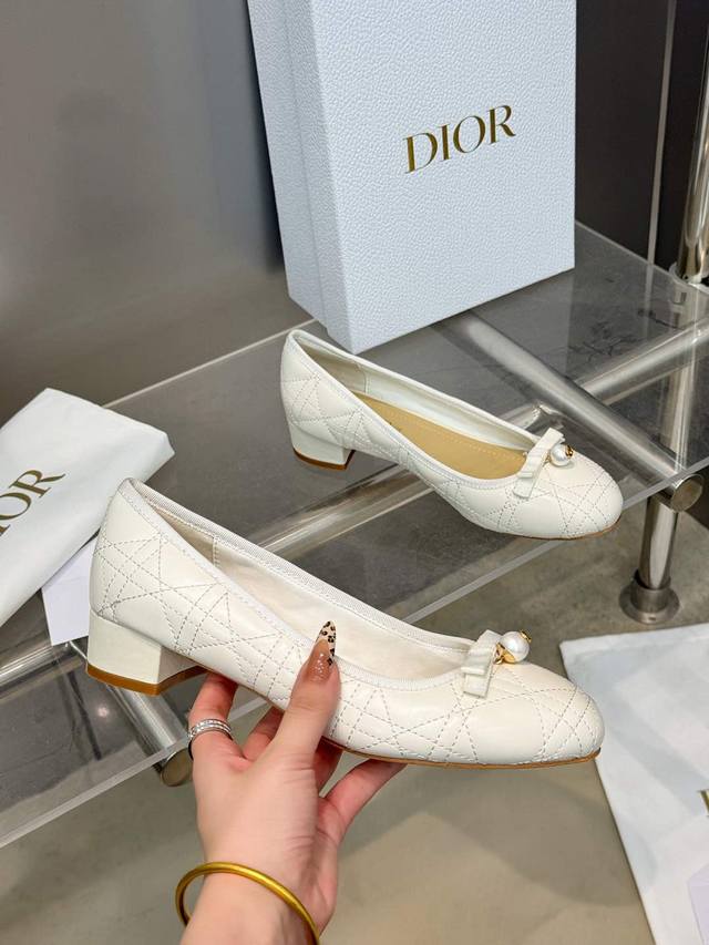 出厂价Pp： 迪奥 Dior 春夏高定系列新款 Ballet 标志性电绣藤格纹低跟芭蕾舞女鞋 Cd字母Logo珍珠扣粗跟蝴蝶结凉鞋材质：进口金属羊皮 环保藤格纹