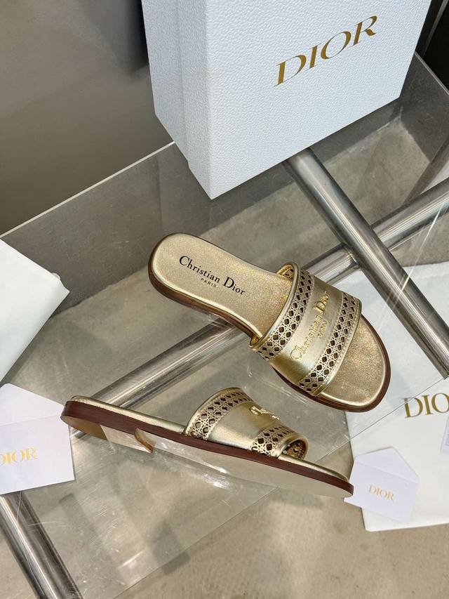 出厂价Pp： 迪奥 Dior 2025 春夏新款 D-Lane 果冻色镂空女鞋 Cd字母Logo五金扣平底圆头露趾凉拖鞋 市面顶级版本 独家发售材质:鞋面进口小