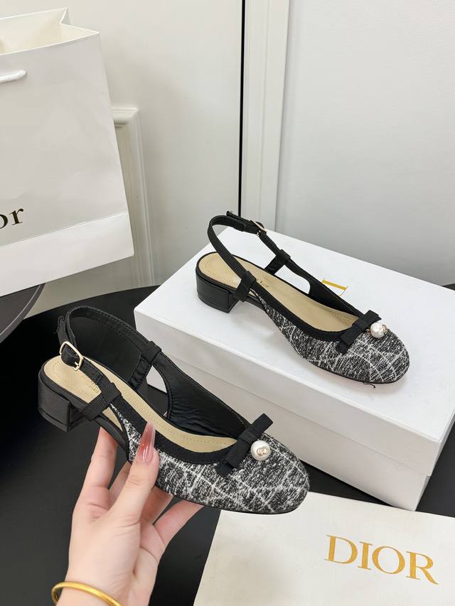 出厂价Pp： 迪奥 Dior 春夏高定系列新款 Ballet 标志性电绣藤格纹低跟芭蕾舞女鞋 Cd字母Logo珍珠扣粗跟蝴蝶结凉鞋材质：进口金属羊皮 环保藤格纹