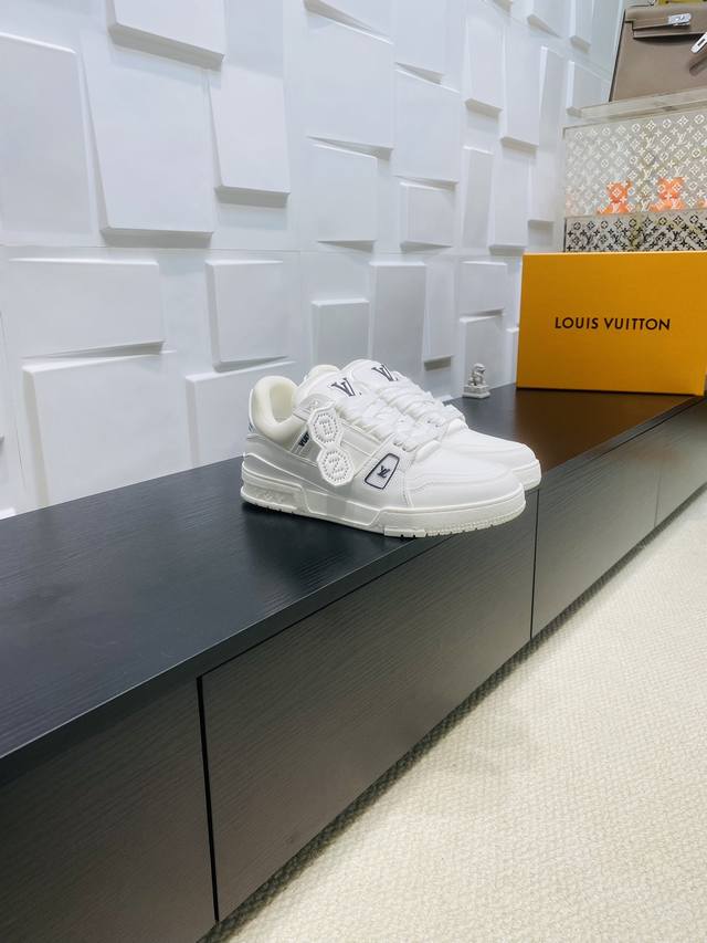 出厂价Pp： 本款 Lv Trainer 运动鞋致意 Pharrell Williams 与 Nigo 在 2025 秋冬男装秀场的联袂合作，以工致饰钉为光滑牛