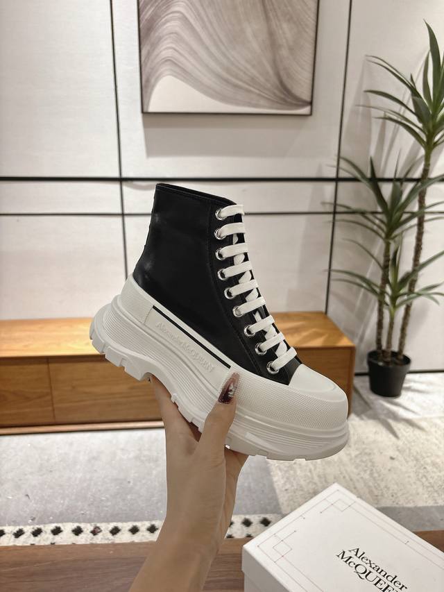 皮面款 高帮女款 男款 顶级品质，免检产品 带芯片！ Alexander Mcqueen 新款帆布系列厚底老爹鞋复古潮流逆天单品，极简风格厚底，大头版型完全融合