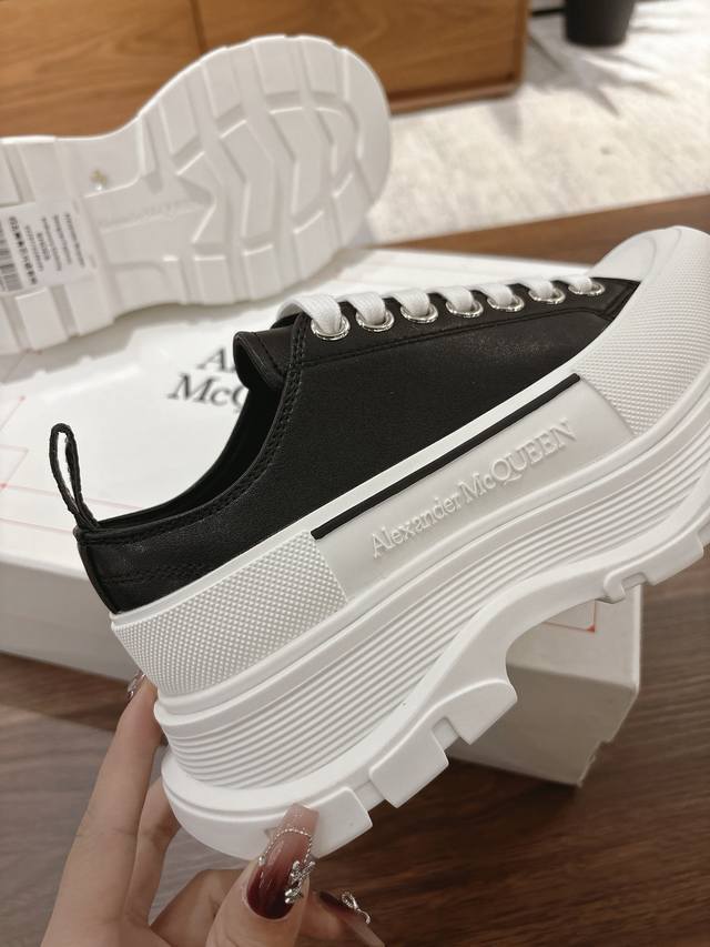 皮面款女款 男款 顶级品质，免检产品 带芯片！ Alexander Mcqueen 新款帆布系列厚底老爹鞋复古潮流逆天单品，极简风格厚底，大头版型完全融合轮廓线