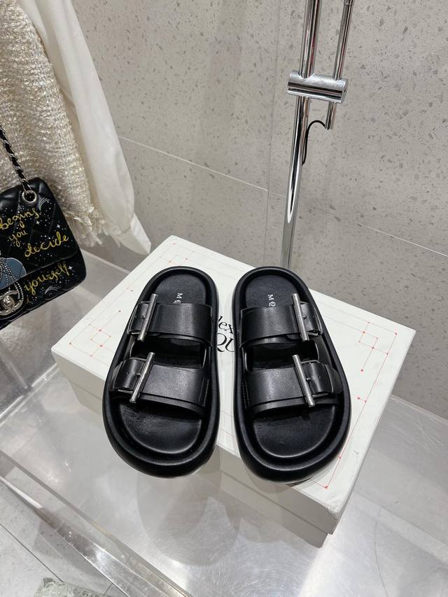 Alexander Mcqueen 麦昆 25Ss早春新款增高厚底拖鞋搭配利落年轻的设计！舒适百搭的同时也具备出色的耐用性！融合了时尚与舒适的完美平衡高雅风采相