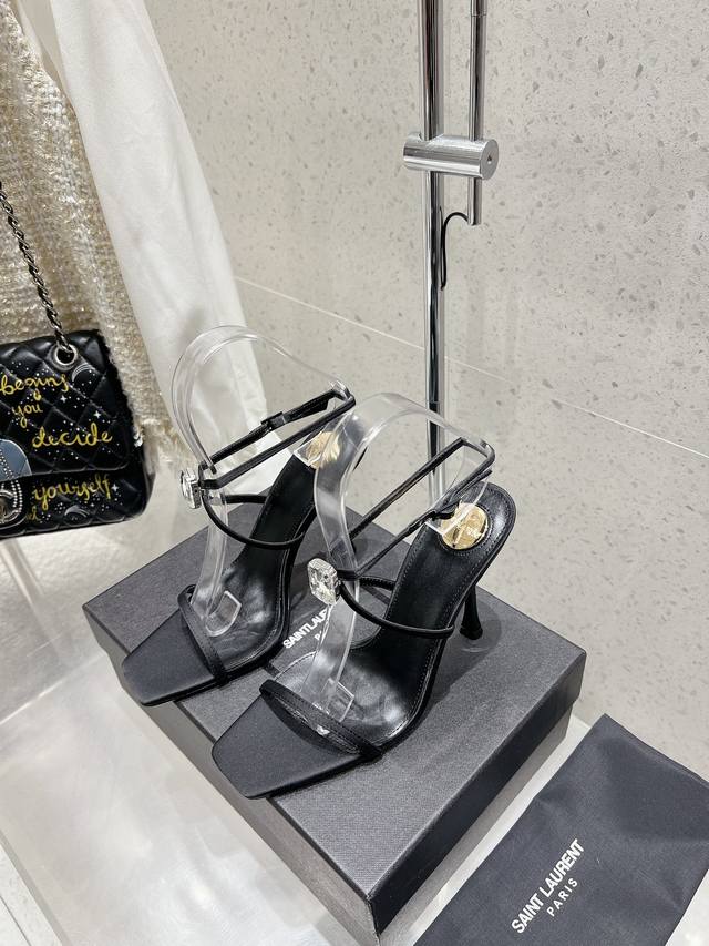 Saint Laurent 圣罗兰 Ysl 新款方头高跟凉鞋 原版套楦 顶级品质材质鞋面：进口真丝面料垫脚：进口羊皮里五金：原版开模定制大底：真皮大底 跟高10